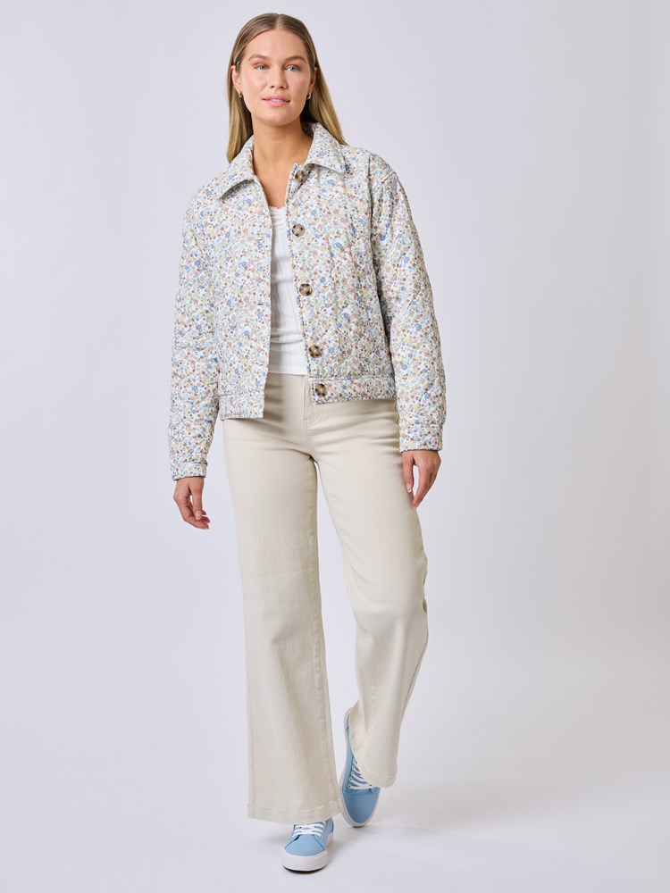 Sarina quiltet jakke 7510353_Q0K-MELL-S25-Modell-Front_chn=vic_6844_Sarina quiltet jakke Q0K_Sarina quiltet jakke Q0K 7510353.jpg_Front