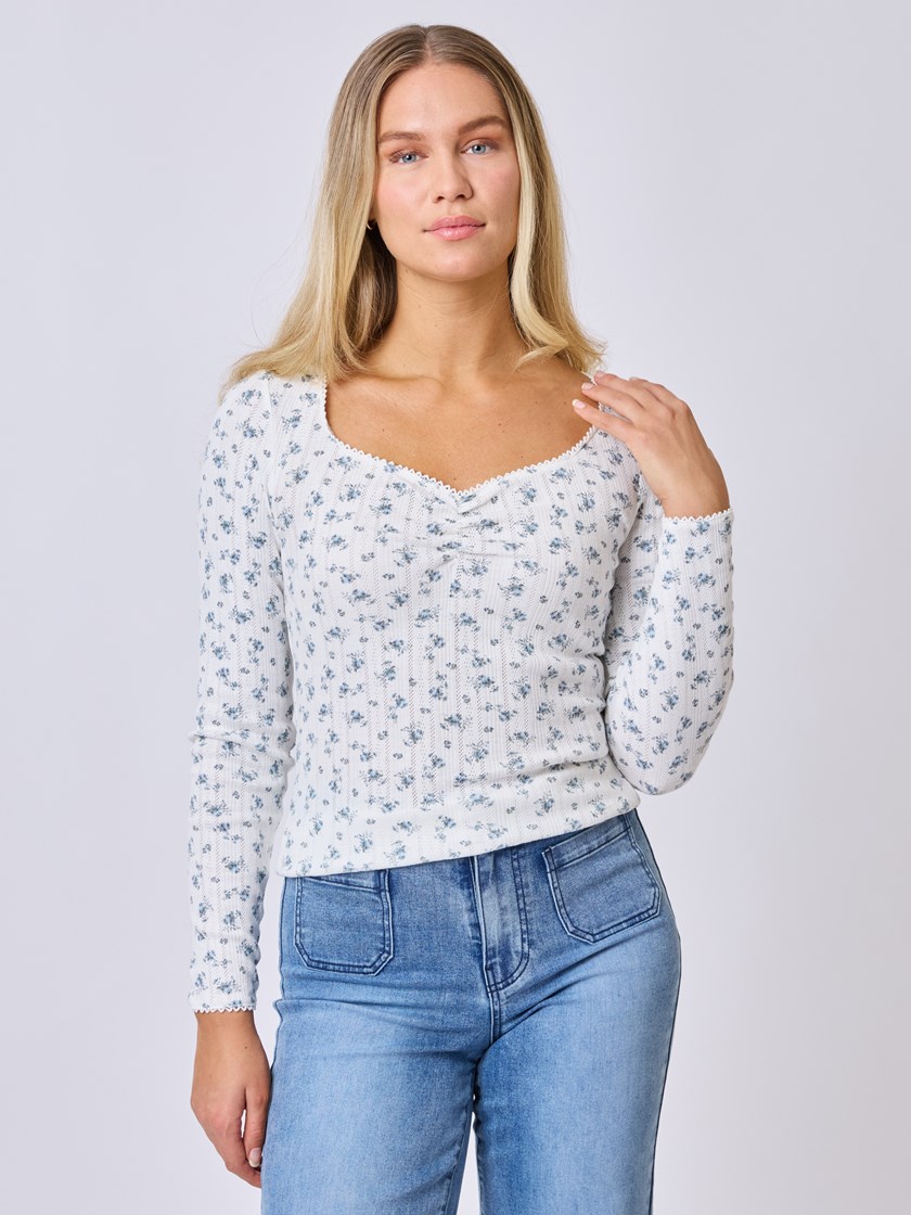 7510373 E8O 7510373_E8O-MELL-S25-Modell-Front_chn=vic_6978_Babette topp E8O.jpg_Front