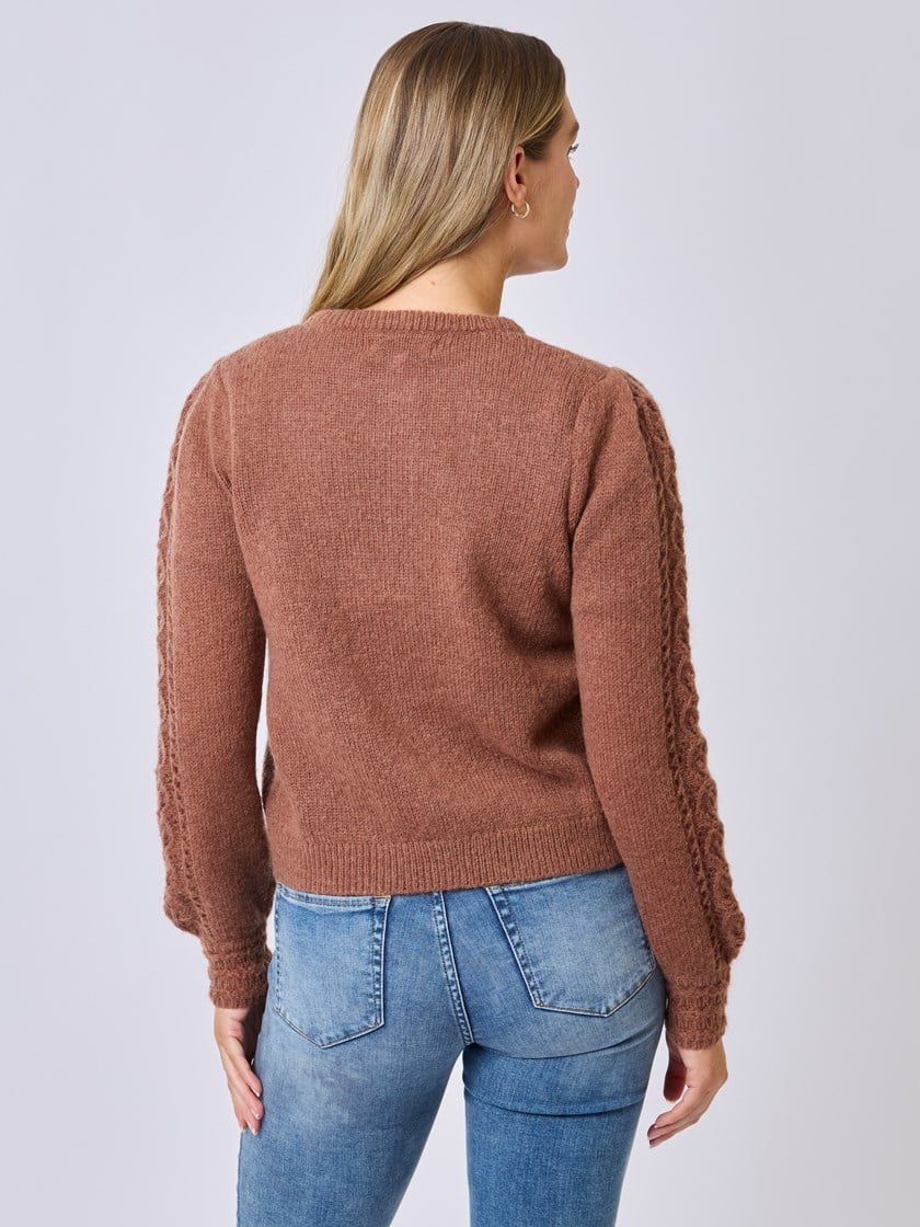 7510381 AHJ 7510381_AHJ-MELL-S25-Modell-Back_chn=vic_2486_Evie cardigan AHJ.jpg_Back||Back
