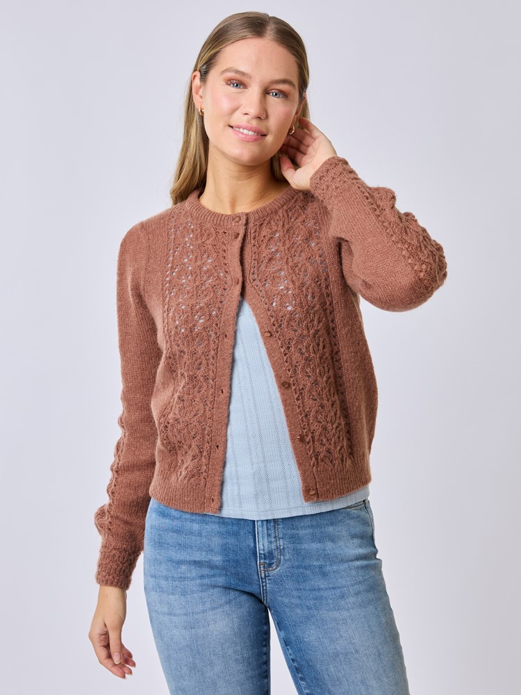 Evie cardigan 7510381_AHJ-MELL-S25-Modell-Front_chn=vic_8302_Evie cardigan AHJ_Evie cardigan AHJ 7510381.jpg_Front||Front