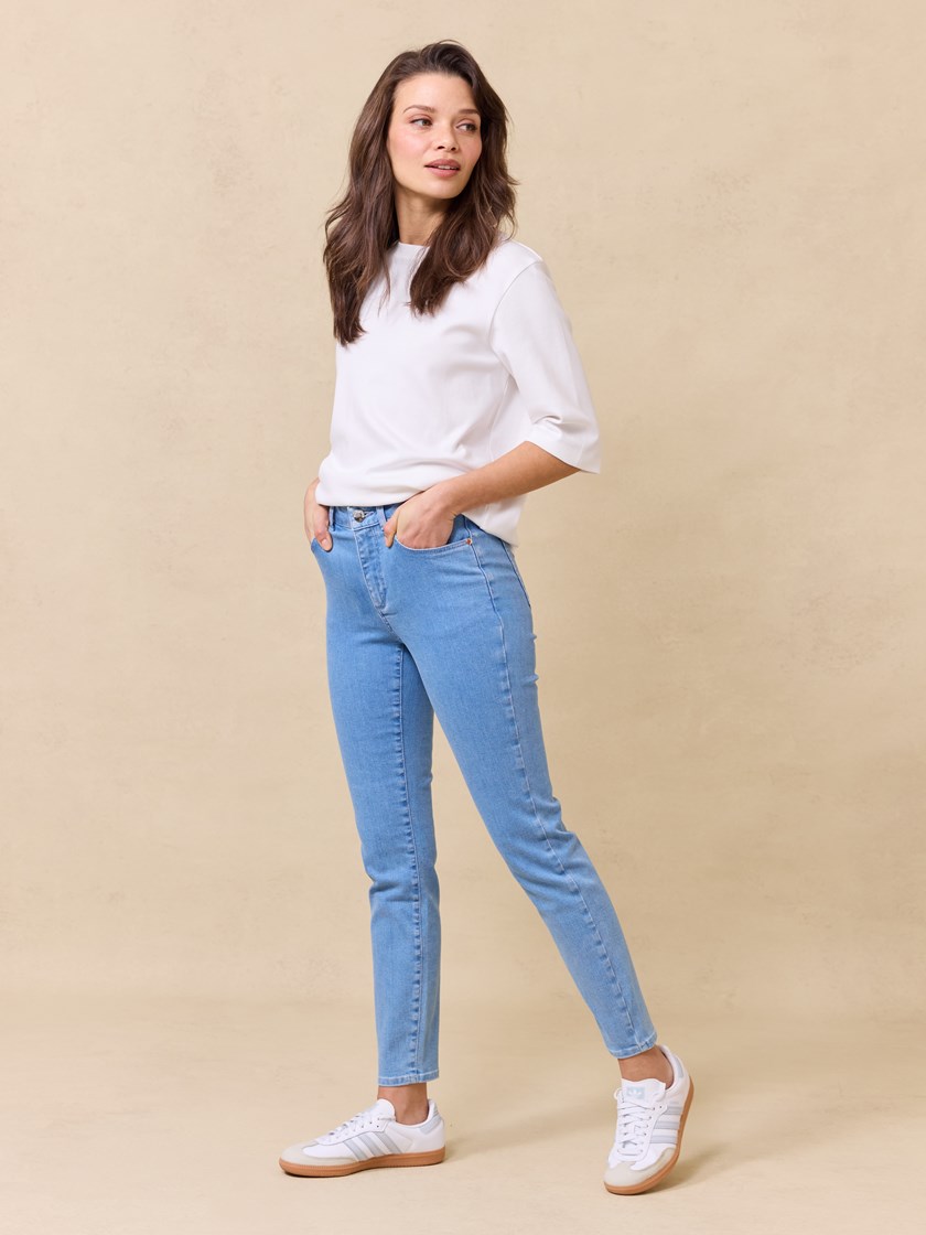 7515341 DAE 7510419_DAE-JEANPAUL-S25-Modell-Front_1785_Sabine cropped jeans DAE.jpg_