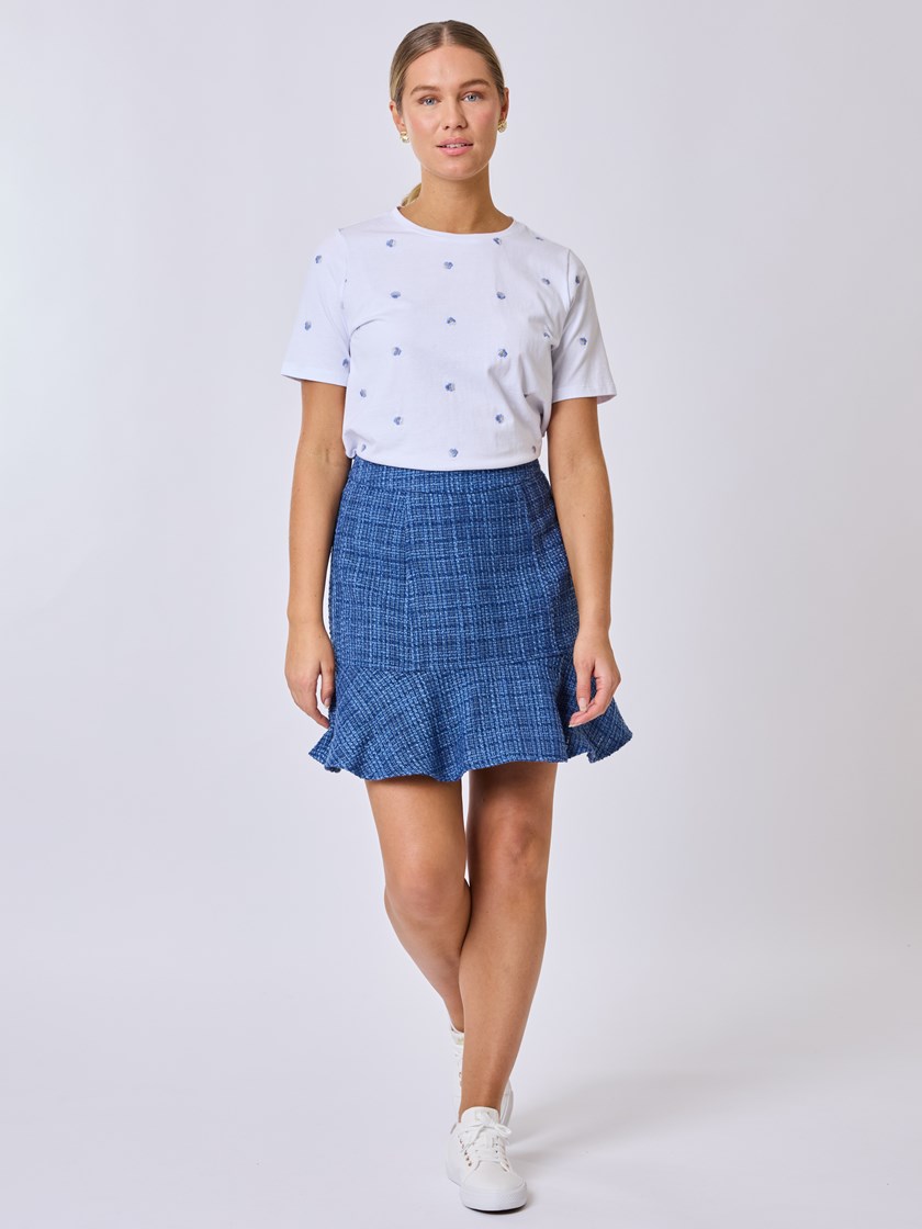 7510439 EM4 7510439_EM4-MELL-S25-Modell-Front_chn=vic_7700_Sam peplum skjørt EM4.jpg_Front