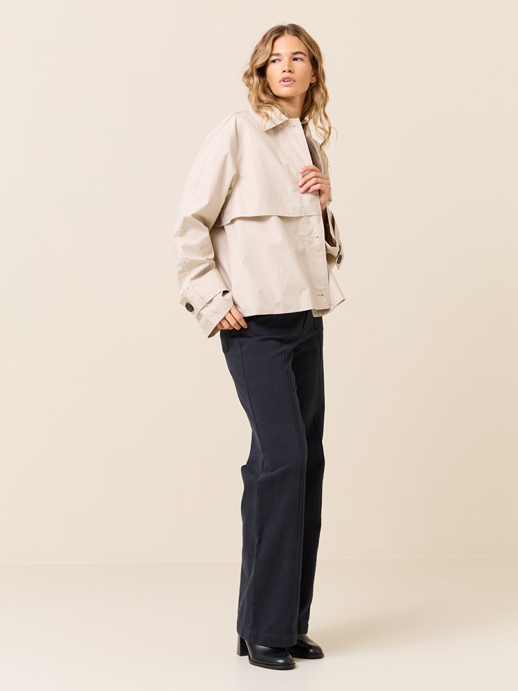 Anniken kort trench 7510450_I4C-JEANPAUL-S25-Modell-Front_5788_Anniken kort trench I4C_Anniken kort trench I4C 7510450.jpg_Front||Front