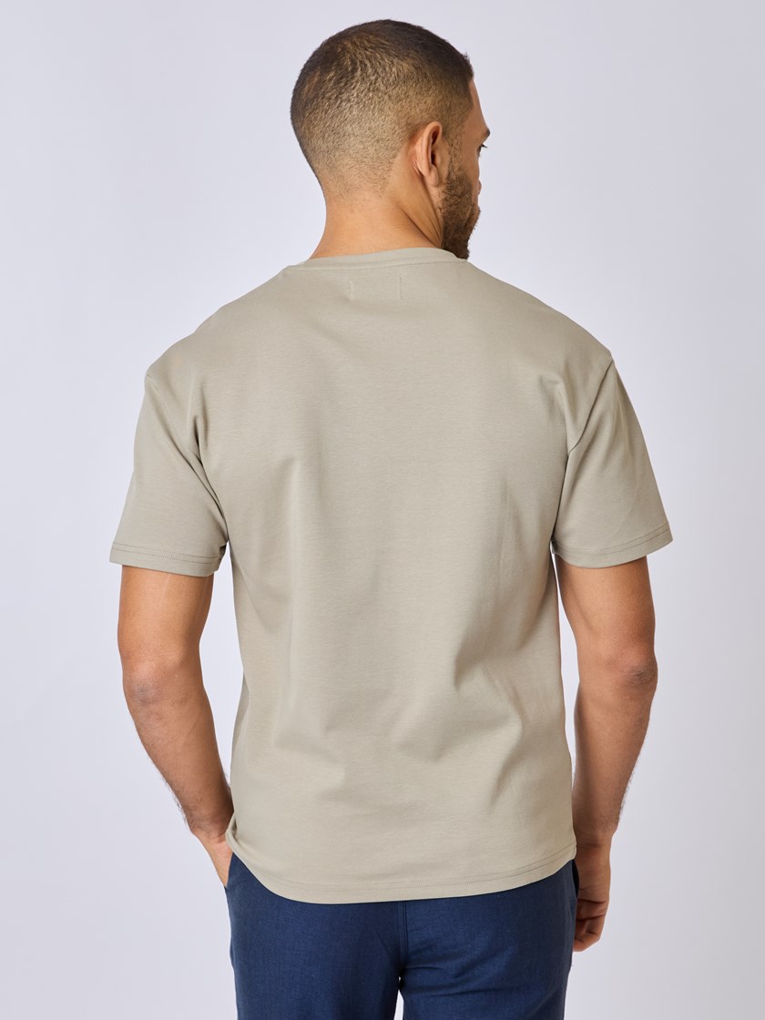 7510685 ADO 7510685_ADO-MRCAPUCHIN-S25-Modell-Back_chn=vic_7088_Tomas t-skjorte ADO.jpg_Back||Back