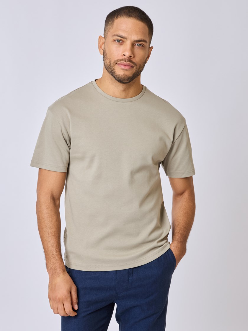 7510685 ADO 7510685_ADO-MRCAPUCHIN-S25-Modell-Front_chn=vic_8296_Tomas t-skjorte ADO.jpg_Front||Front