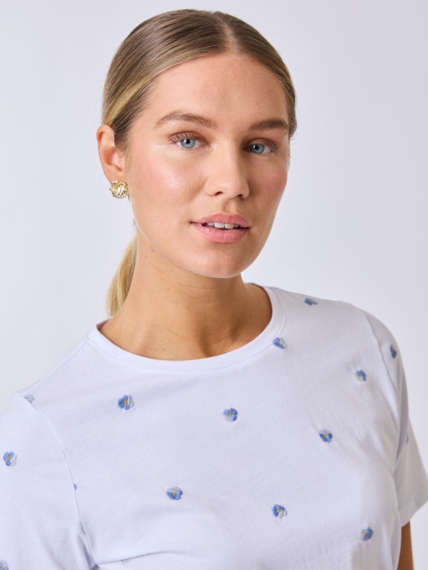 7510720 EO6 7510720_EO6-MELL-S25-details_chn=vic_8631_Meadow brodert t-skjorte EO6.jpg_