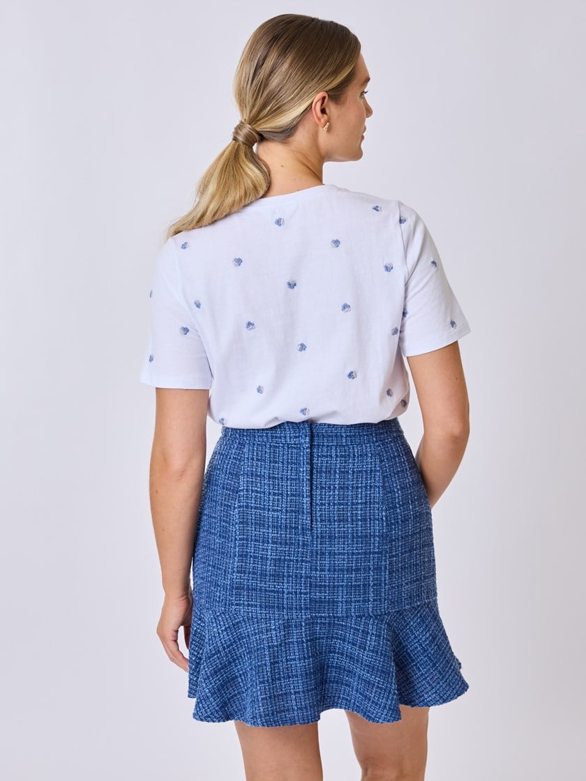 7510720 EO6 7510720_EO6-MELL-S25-Modell-Back_chn=vic_5578_Meadow brodert t-skjorte EO6.jpg_Back