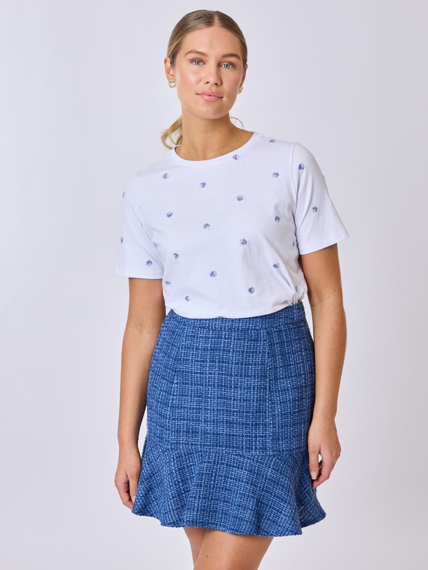 7510720 EO6 7510720_EO6-MELL-S25-Modell-Front_chn=vic_3401_Meadow brodert t-skjorte EO6.jpg_Front