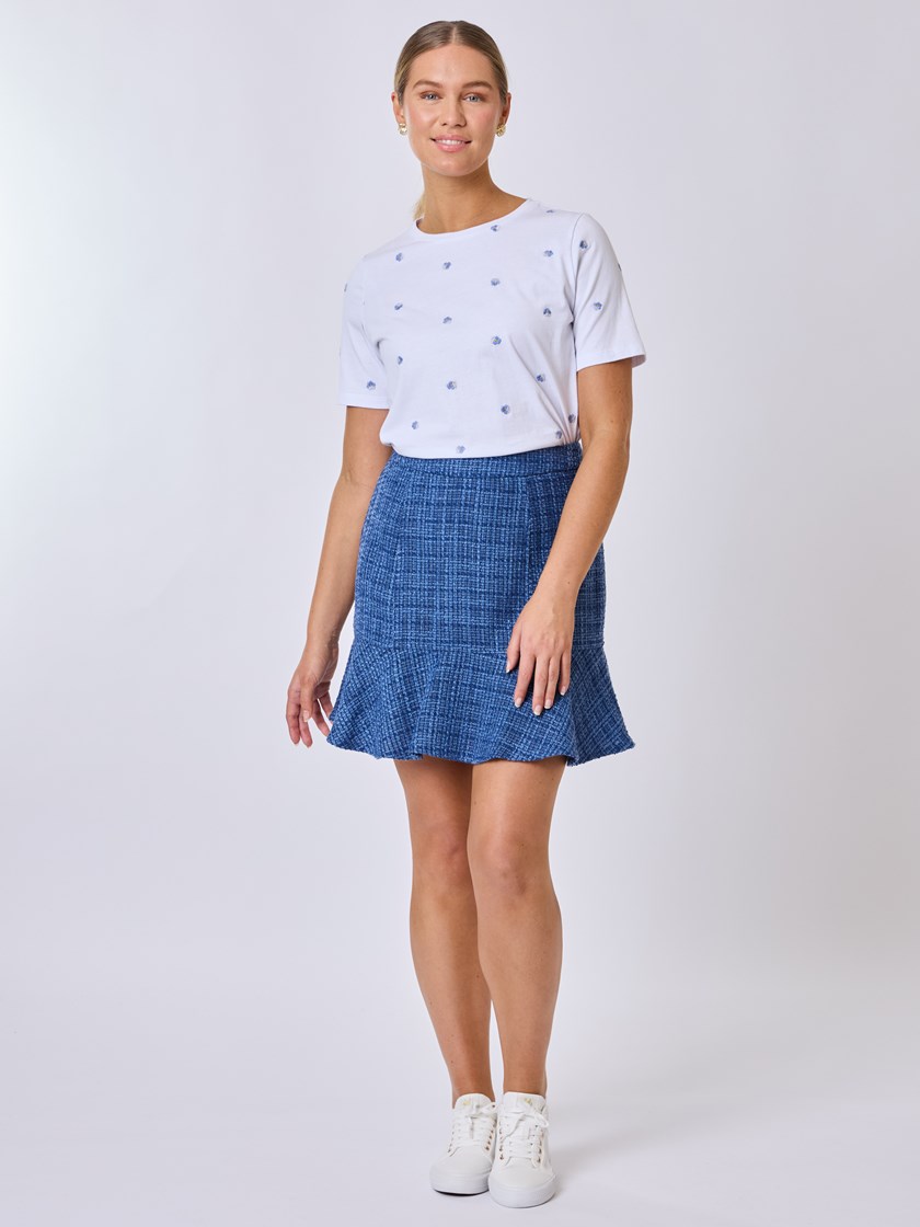 7510720 EO6 7510720_EO6-MELL-S25-Modell-Front_chn=vic_9981_Meadow brodert t-skjorte EO6.jpg_Front