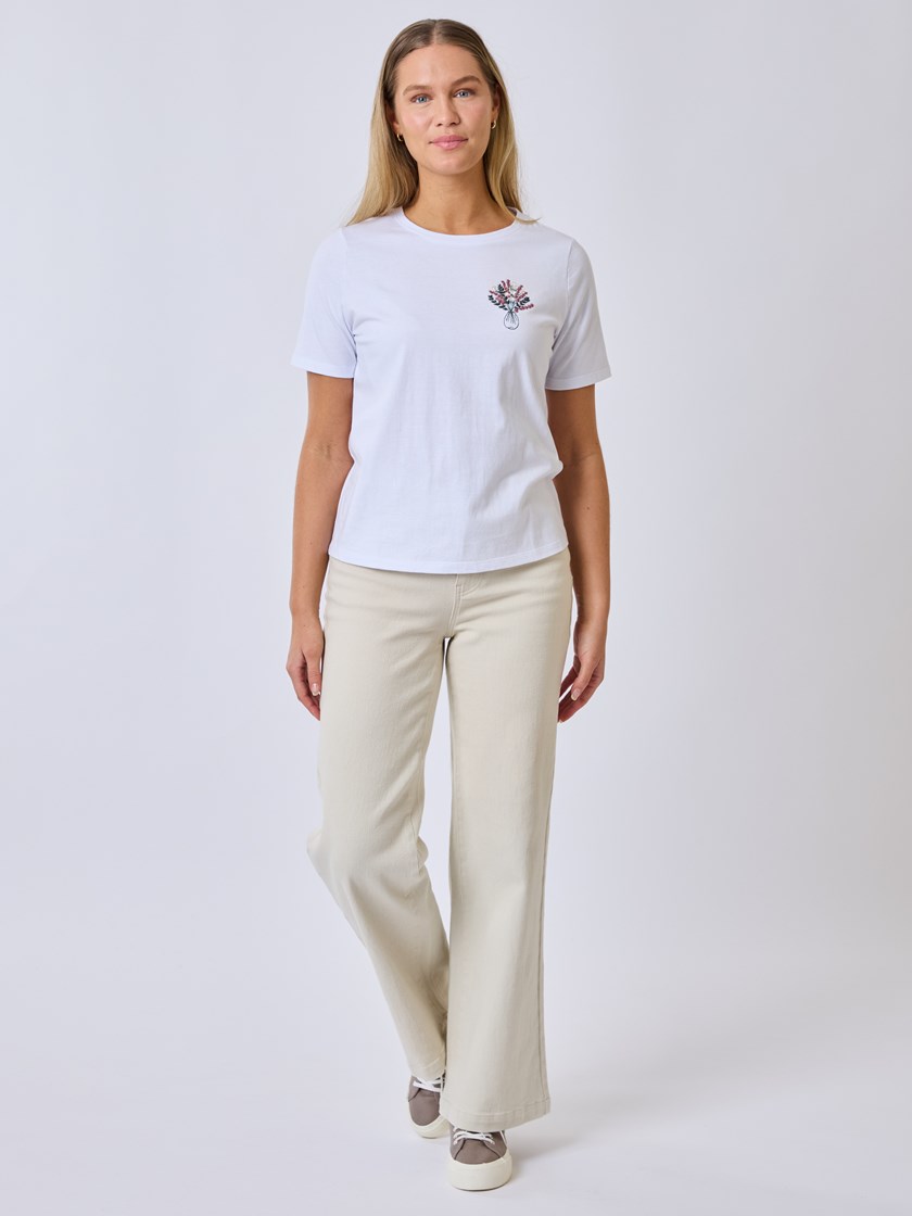 7510720 MLG 7510720_MLG-MELL-S25-Modell-Front_chn=vic_8018_Meadow brodert t-skjorte MLG.jpg_Front
