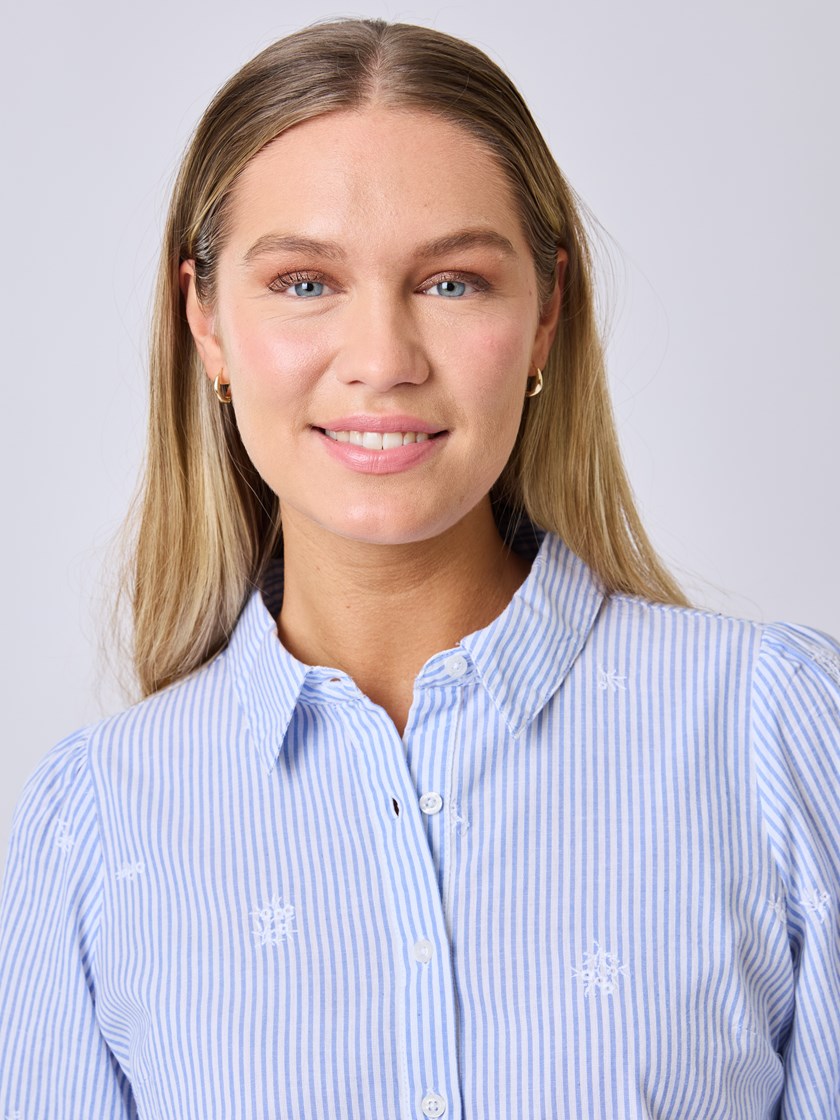 7510723 E8B 7510723_E8B-MELL-S25-details_chn=vic_8065_Erin brodert skjorte E8B.jpg_