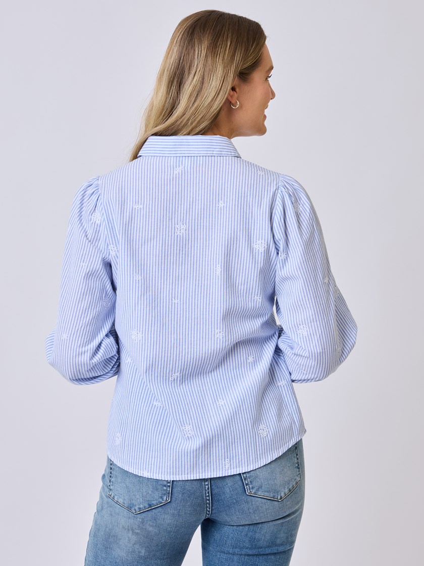 7510723 E8B 7510723_E8B-MELL-S25-Modell-Back_chn=vic_2480_Erin brodert skjorte E8B.jpg_Back