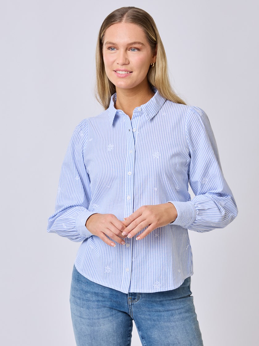 7510723 E8B 7510723_E8B-MELL-S25-Modell-Front_chn=vic_4416_Erin brodert skjorte E8B.jpg_Front