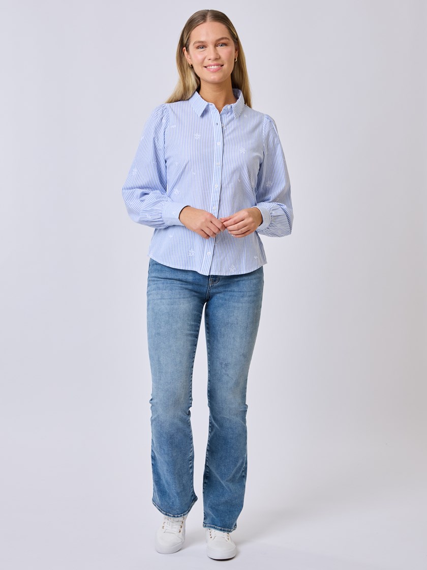 7510723 E8B 7510723_E8B-MELL-S25-Modell-Front_chn=vic_6844_Erin brodert skjorte E8B.jpg_Front