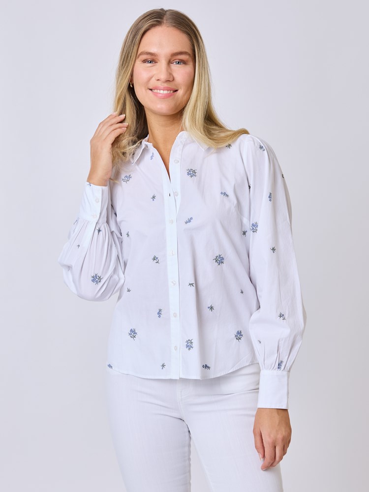 Erin brodert skjorte 7510723_O68-MELL-S25-Modell-Front_chn=vic_414_Erin brodert skjorte O68_Erin brodert skjorte O68 7510723.jpg_Front
