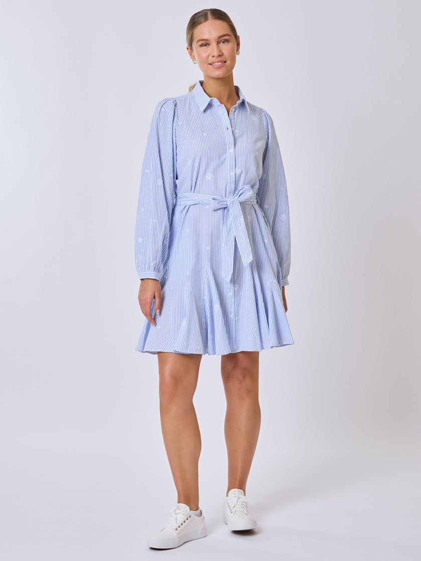 7510725 E8B 7510725_E8B-MELL-S25-Modell-Front_chn=vic_1430_Erin brodert skjortekjole E8B.jpg_Front