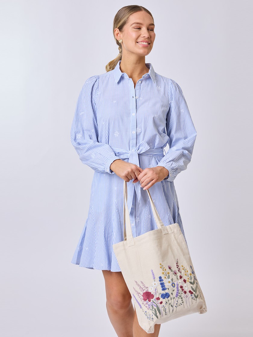 7510725 E8B 7510725_E8B-MELL-S25-Modell-Front_chn=vic_3161_Erin brodert skjortekjole E8B.jpg_Front