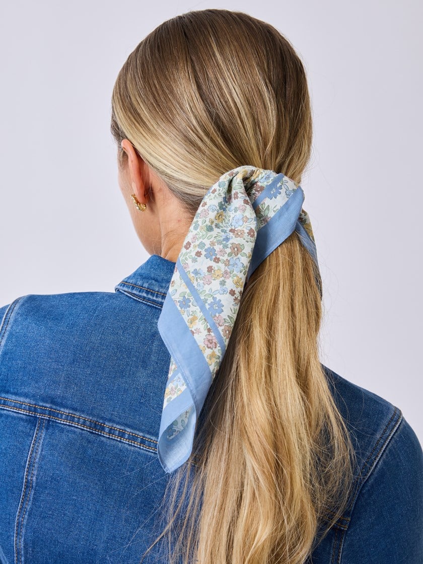 7510795 Q0K 7510795_Q0K-MELL-S25-Modell-Front_chn=vic_7804_Ditsy bandana Q0K.jpg_Front