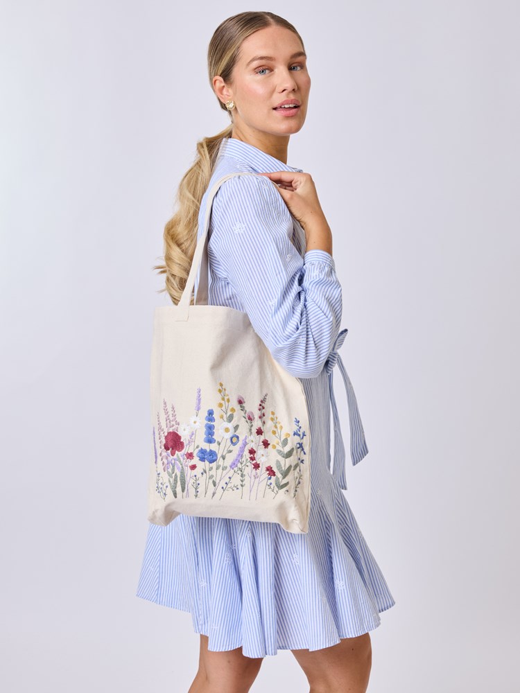 Meadow veske 7510868_MLG-MELL-S25-Modell-Front_chn=vic_7777_Meadow veske MLG_Meadow veske MLG 7510868.jpg_Front