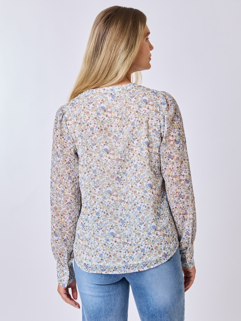 7510992 Q0K 7510992_Q0K-MELL-S25-Modell-Back_chn=vic_6371_Emmy bluse Q0K.jpg_Back