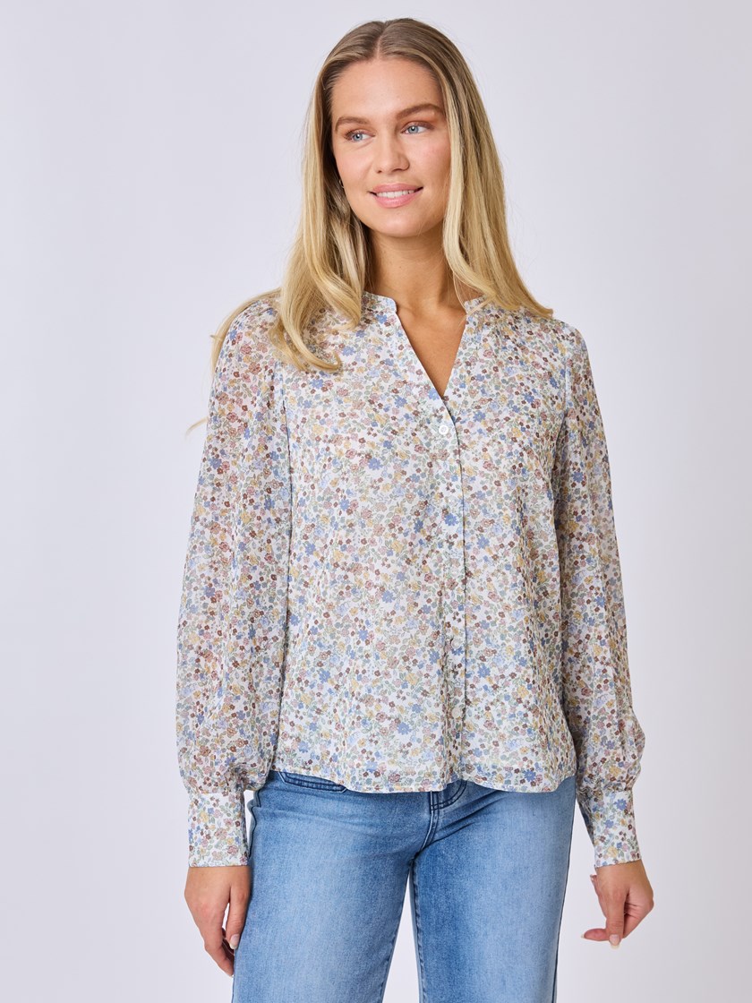 7510992 Q0K 7510992_Q0K-MELL-S25-Modell-Front_chn=vic_3535_Emmy bluse Q0K.jpg_Front