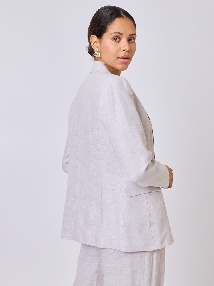 Lina linblazer 7510998_AMA-BLU-S25-Modell-Back_chn=vic_8258_Lina linblazer AMA_Lina linblazer AMA 7510998.jpg_Back