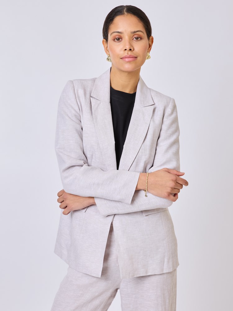 Lina linblazer 7510998_AMA-BLU-S25-Modell-Front_chn=vic_6821_Lina linblazer AMA_Lina linblazer AMA 7510998.jpg_Front