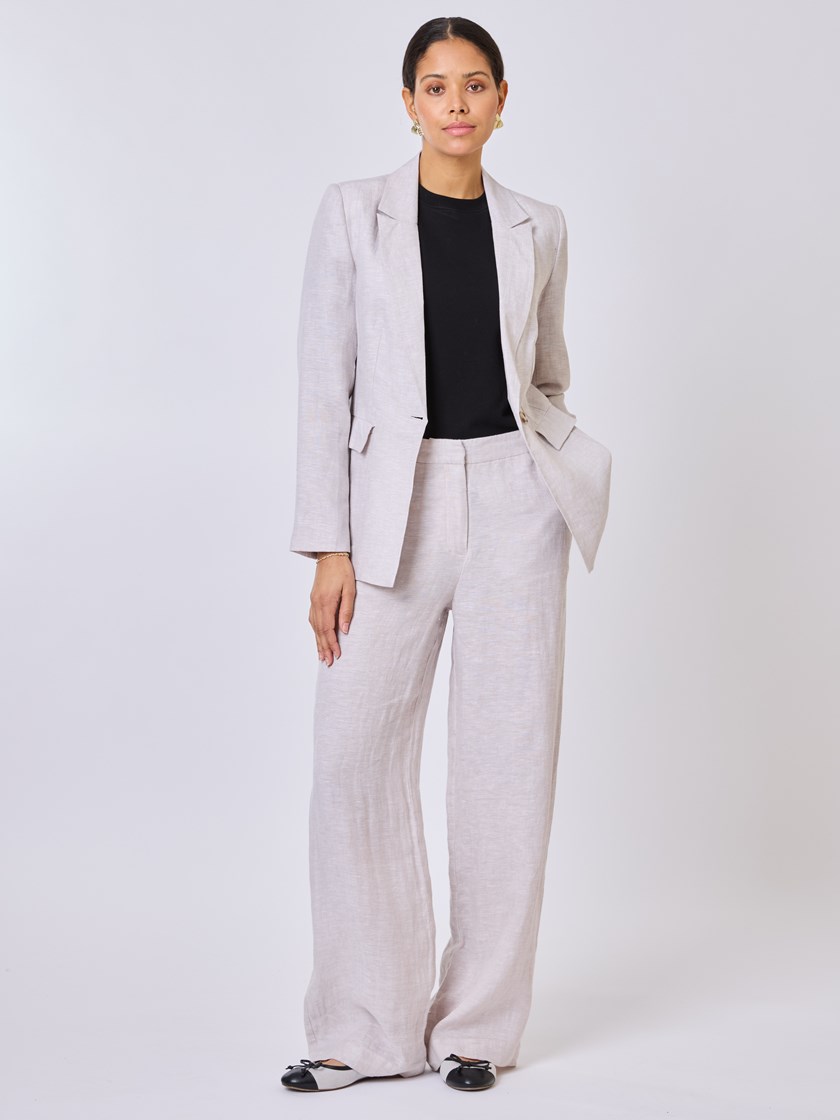 7510998 AMA 7510998_AMA-BLU-S25-Modell-Front_chn=vic_9920_Lina linblazer AMA.jpg_Front
