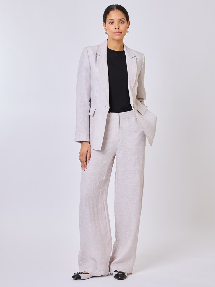 Lina linblazer 7510998_AMA-BLU-S25-Modell-Front_chn=vic_9920_Lina linblazer AMA_Lina linblazer AMA 7510998.jpg_Front