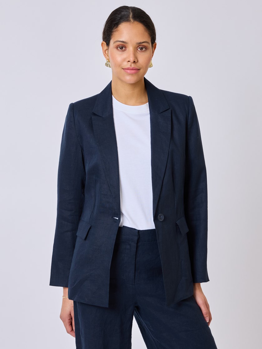 7510998 EM6 7510998_EM6-BLU-S25-Modell-Front_chn=vic_1844_Lina linblazer EM6.jpg_Front