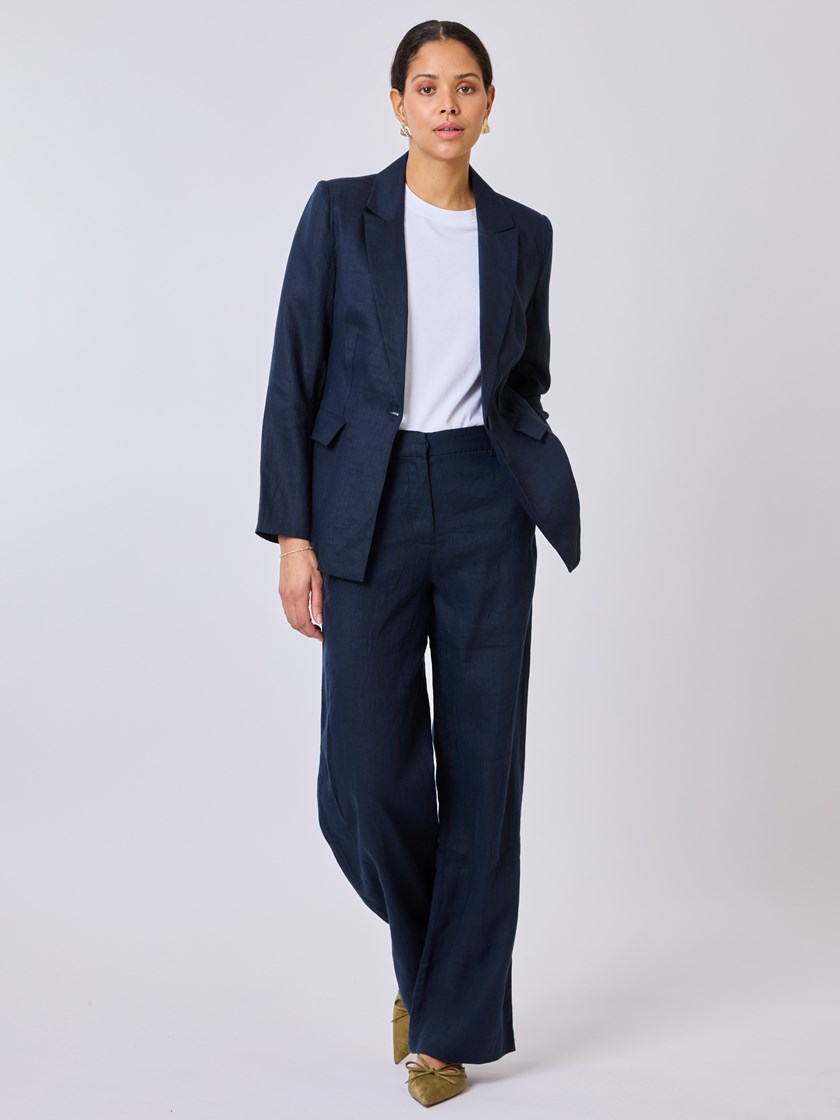 7510998 EM6 7510998_EM6-BLU-S25-Modell-Front_chn=vic_7692_Lina linblazer EM6.jpg_Front