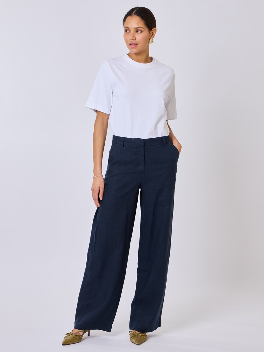 7510999 EM6 7510999_EM6-BLU-S25-Modell-Front_chn=vic_775_Lina linbukse EM6.jpg_Front