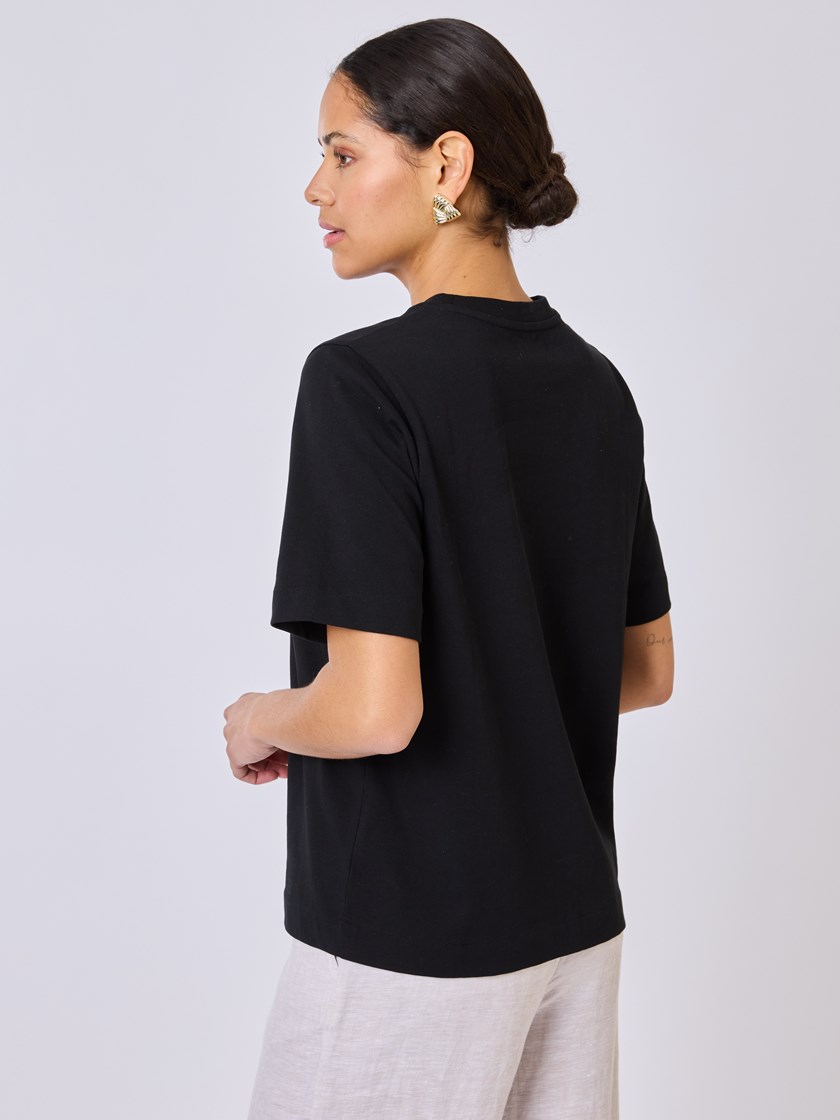 7511380 ID2 7511380_ID2-BLU-NOS-Modell-Back_chn=vic_7320_Annie t-skjorte ID2.jpg_Back||Back