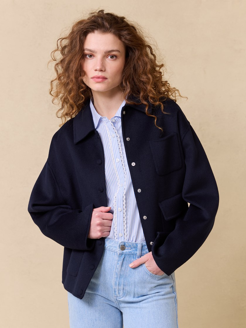 7511470 EM6 7511470_EM6-JEANPAUL-S25-Modell-Front_3723_Edna jakke EM6.jpg_Front||Front