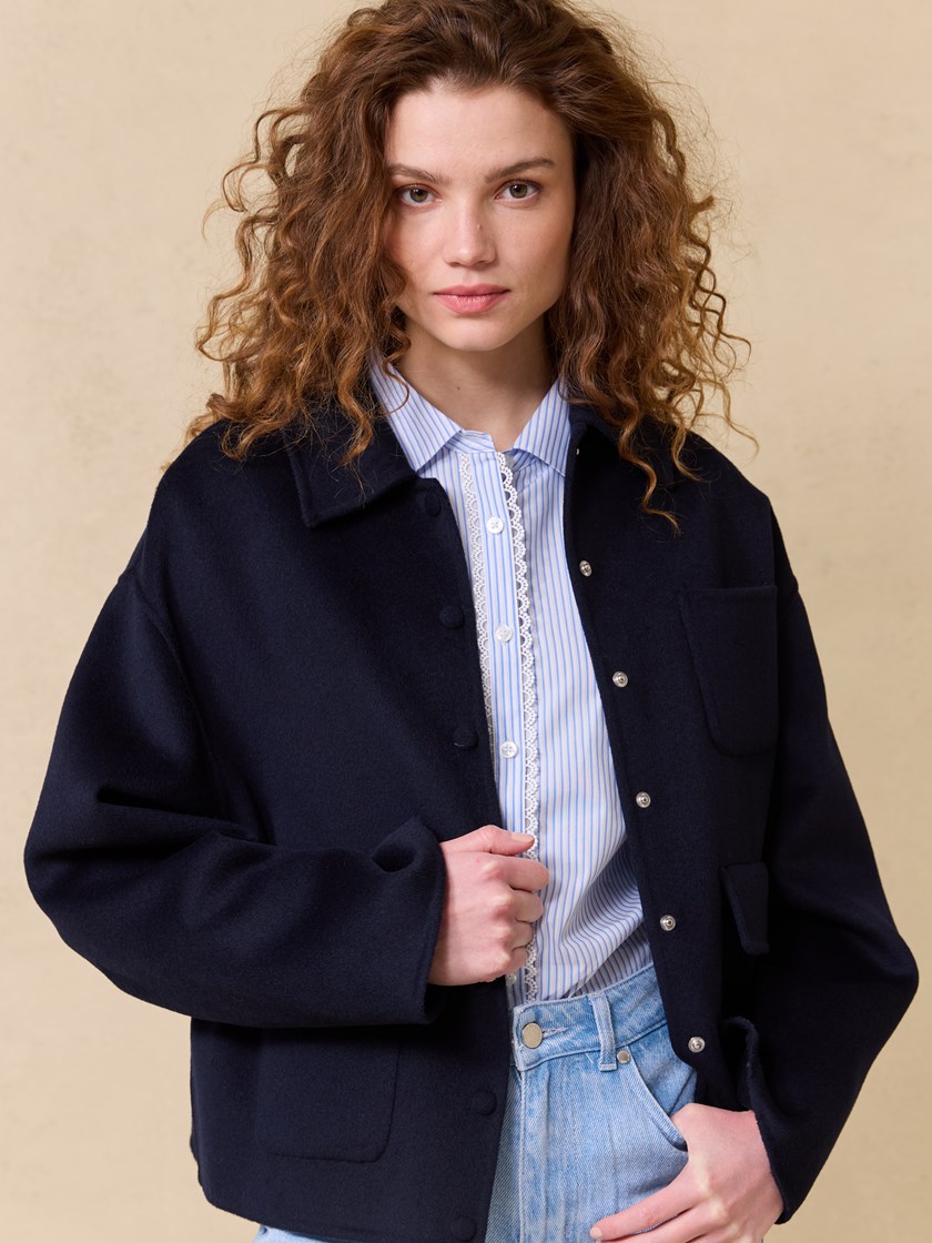 7511470 EM6 7511470_EM6-JEANPAUL-S25-Modell-Front_5627_Edna jakke EM6.jpg_Front||Front