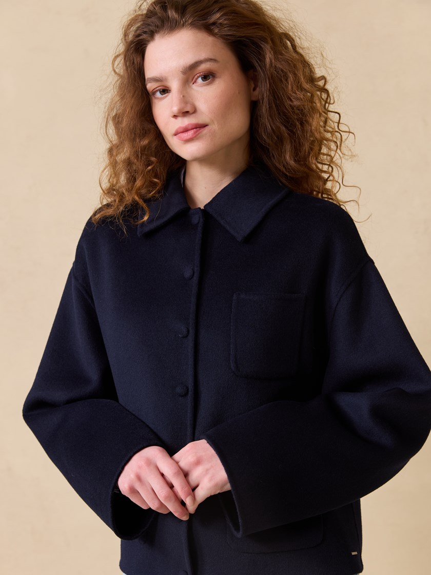 7511470 EM6 7511470_EM6-JEANPAUL-S25-Modell-Front_6983_Edna jakke EM6.jpg_Front||Front