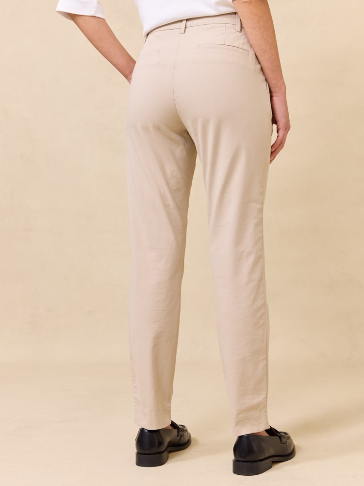 Caroline chino 7511482_I4Y_Jean Paul_Caroline Chinos_S25 (4)_Caroline chino I4Y.jpg_