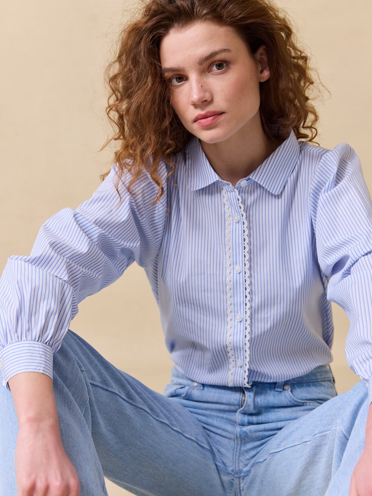 Johanna stripet skjorte 7511483_EN3_Jean Paul_Johanna Stripet Bluse_S25 (1)_Johanna stripet skjorte EN3_Johanna stripet skjorte EN3 7511483.jpg_