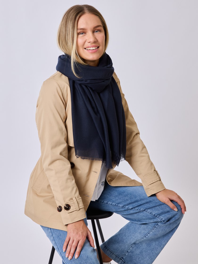 7511510 EM6 7511510_EM6-MELL-S25-Modell-Front_chn=vic_732_Lexie skjerf EM6.jpg_Front