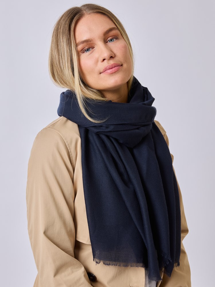 Lexie skjerf 7511510_EM6-MELL-S25-Modell-Front_chn=vic_7346_Lexie skjerf EM6_Lexie skjerf EM6 7511510.jpg_Front