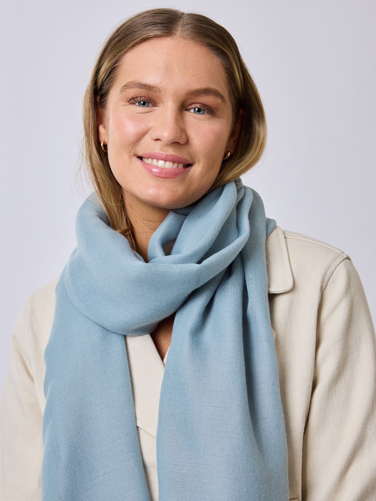 Lexie skjerf 7511510_I5M-MELL-S25-Modell-Front_chn=vic_69_Lexie skjerf I5M_Lexie skjerf I5M 7511510.jpg_Front