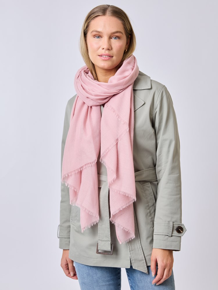 Lexie skjerf 7511510_MLG-MELL-S25-Modell-Front_chn=vic_9936_Lexie skjerf MLG_Lexie skjerf MLG 7511510.jpg_Front