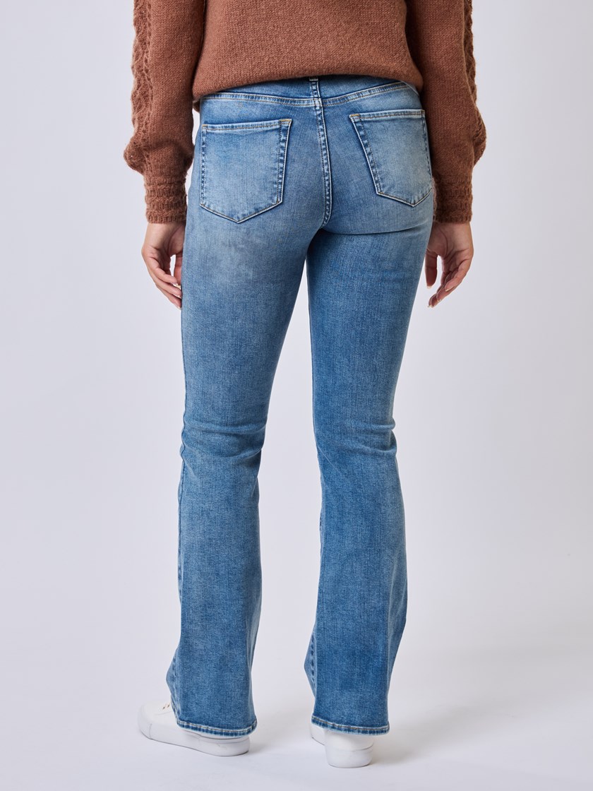 7511609 DAD 7511609_DAD-MELL-S25-Modell-Back_chn=vic_4175_Foxglove flare jeans DAD.jpg_Back||Back