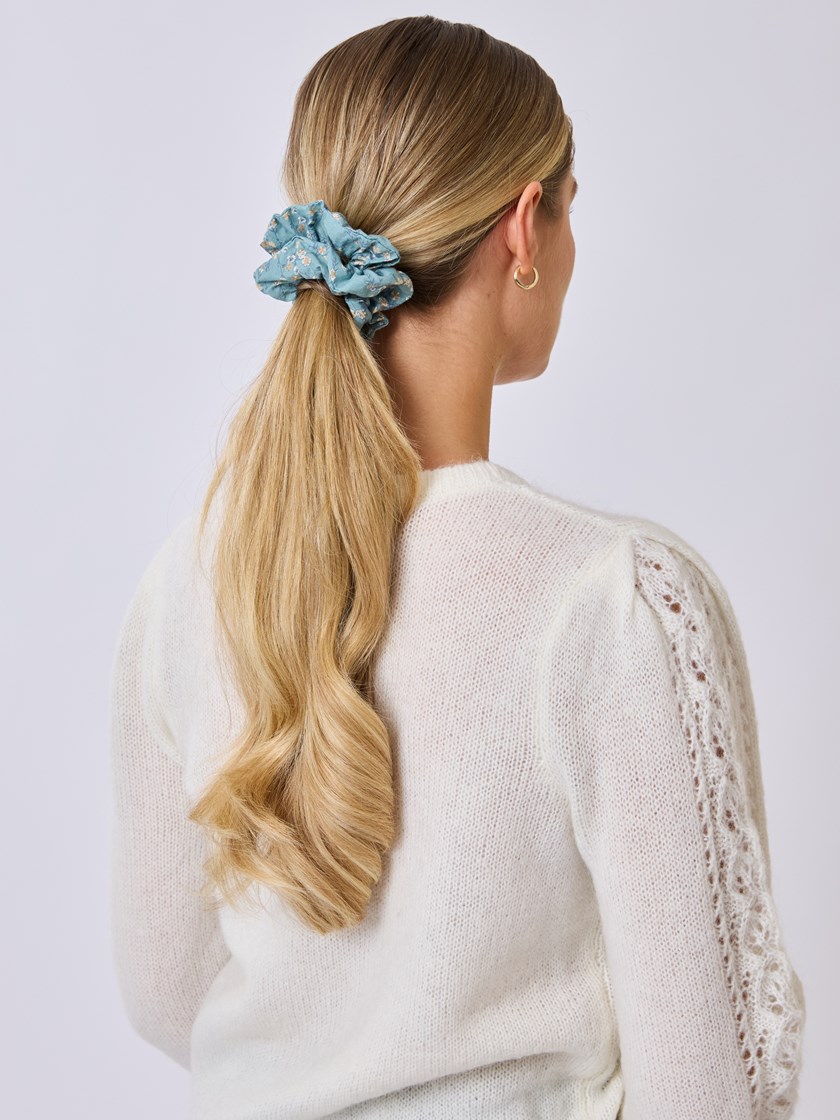 7511633 I5M 7511633_I5M-MELL-S25-Modell-Front_chn=vic_6674_Ditsy scrunchie I5M.jpg_Front