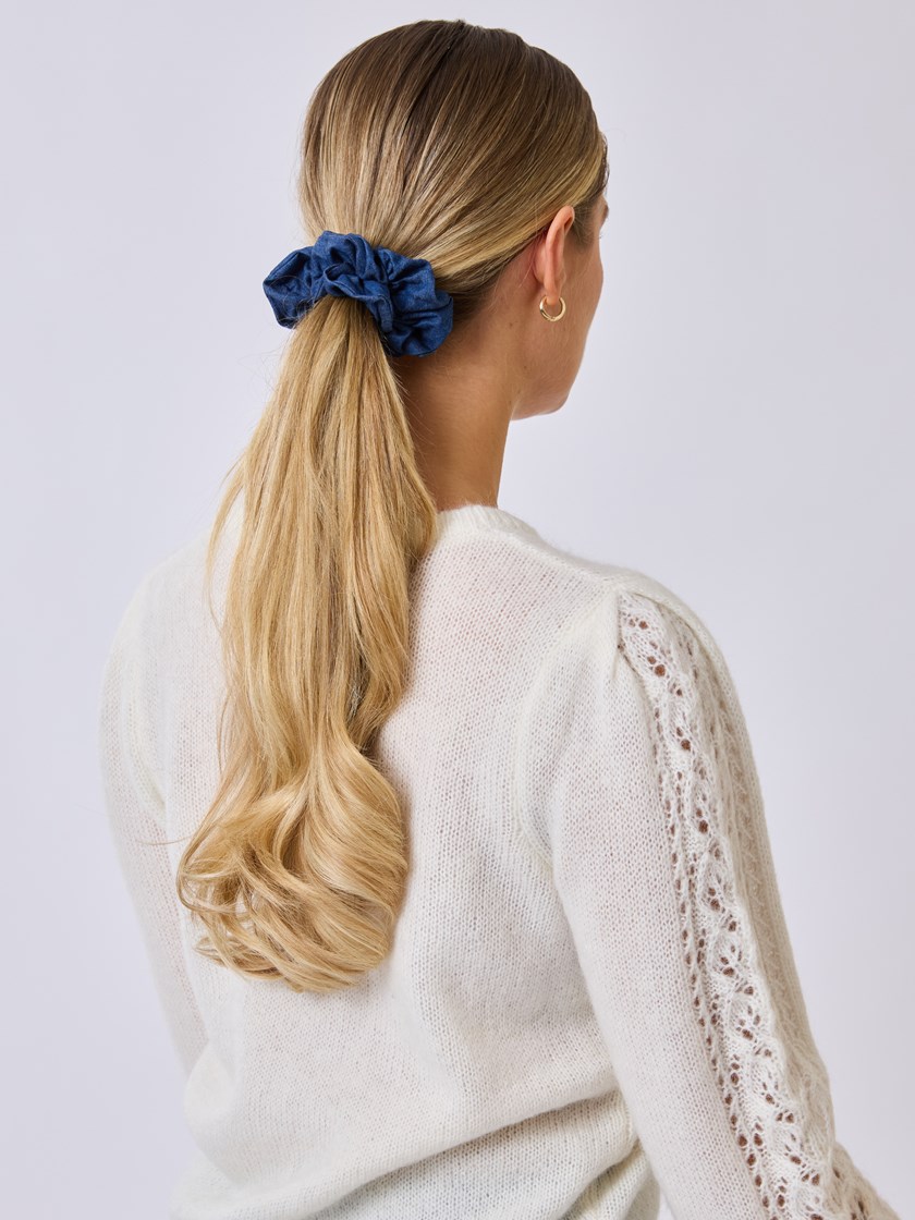 7511633 I5M 7511633_I5M-MELL-S25-Modell-Front_chn=vic_7983_Ditsy scrunchie I5M.jpg_Front