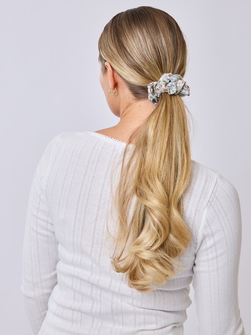 7511633 Q0K 7511633_Q0K-MELL-S25-Modell-Front_chn=vic_7596_Ditsy scrunchie Q0K.jpg_Front