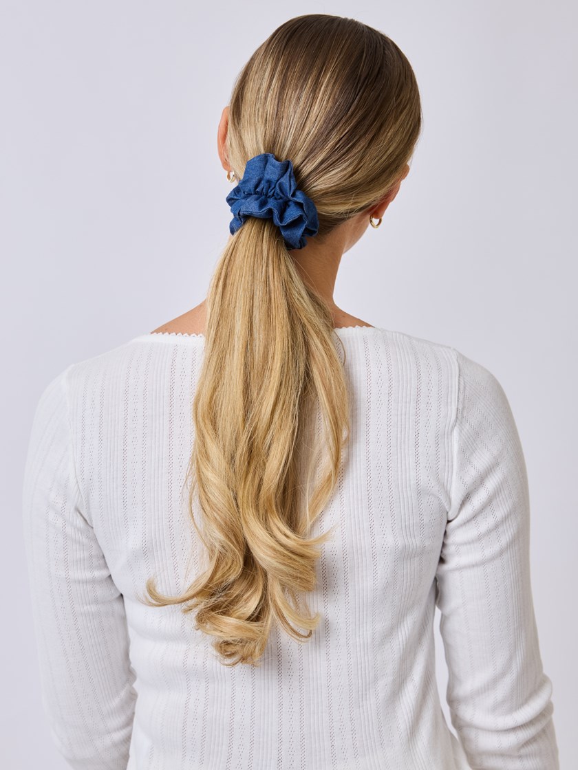 7511633 Q0K 7511633_Q0K-MELL-S25-Modell-Front_chn=vic_8238_Ditsy scrunchie Q0K.jpg_Front
