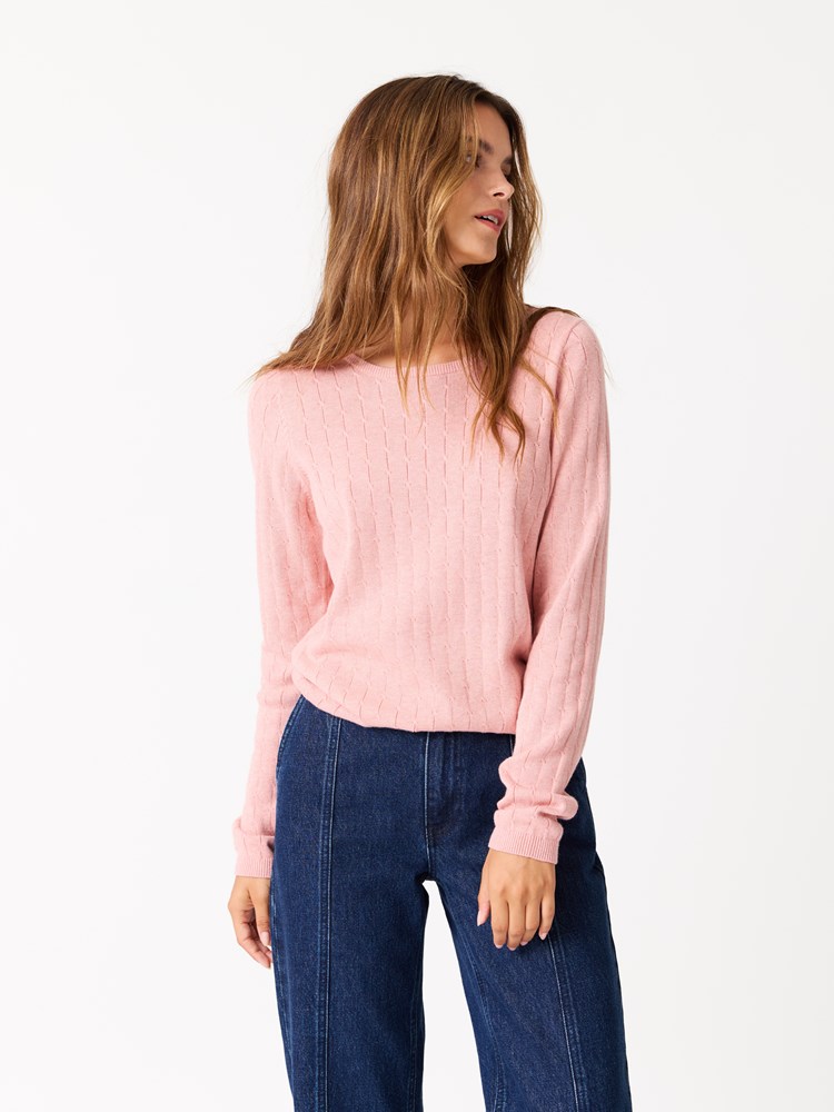 Isadora genser 7511987_ADM-JEANPAUL-W25-Modell-Front_140_Isadora genser ADM.jpg_