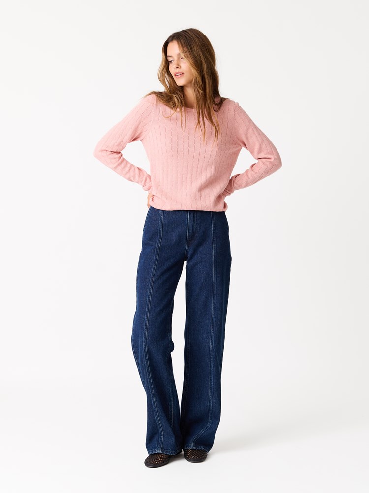 Isadora genser 7511987_ADM-JEANPAUL-W25-Modell-Front_1943_Isadora genser ADM.jpg_