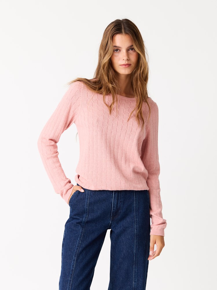 Isadora genser 7511987_ADM-JEANPAUL-W25-Modell-Front_6210_Isadora genser ADM.jpg_